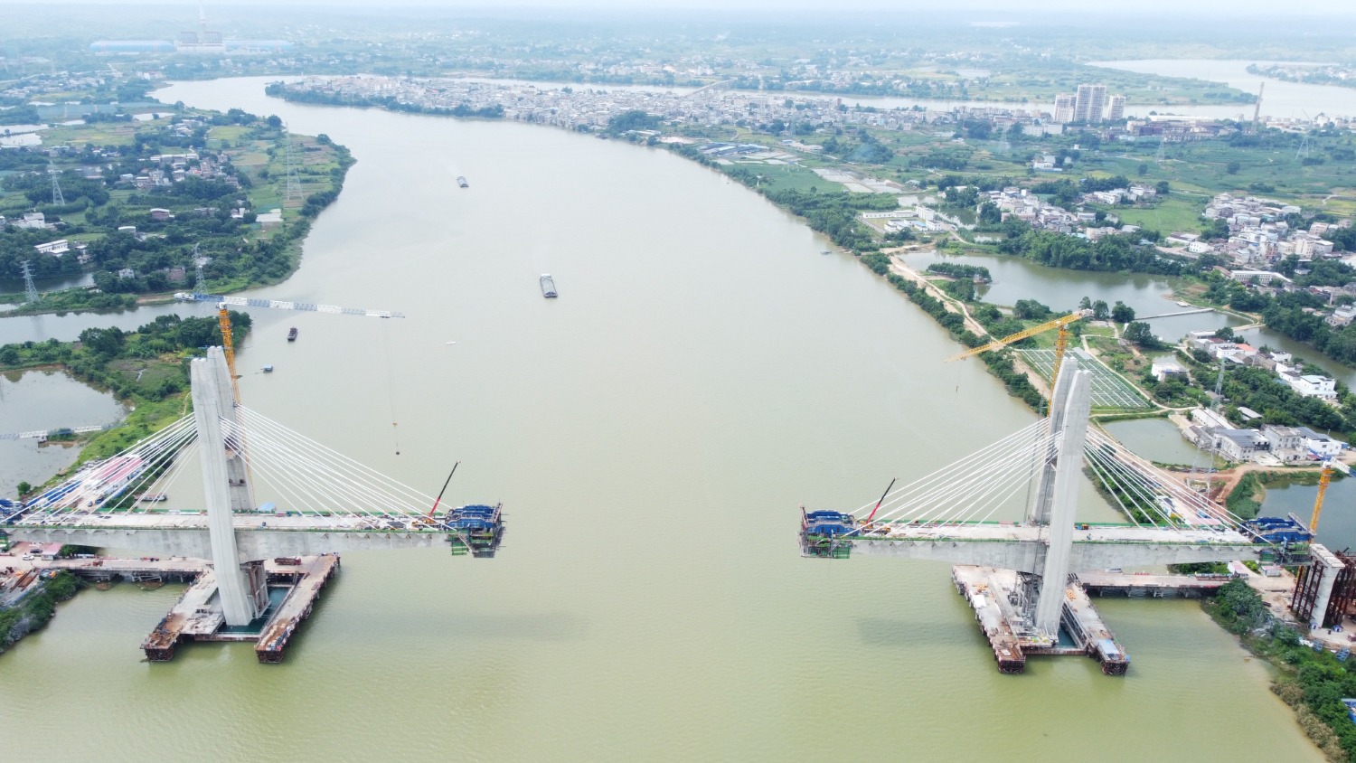 图为建设中的南玉林铁路六景郁江特大桥(广西交通投资集团有限公司供