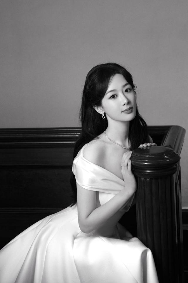 杨紫工作室分享一字肩白裙造型写真 气质温柔甜美|杨紫_新浪财经_新浪