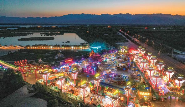 这是位于宁夏石嘴山市平罗县的"沙湖不夜城"(6月13日摄).