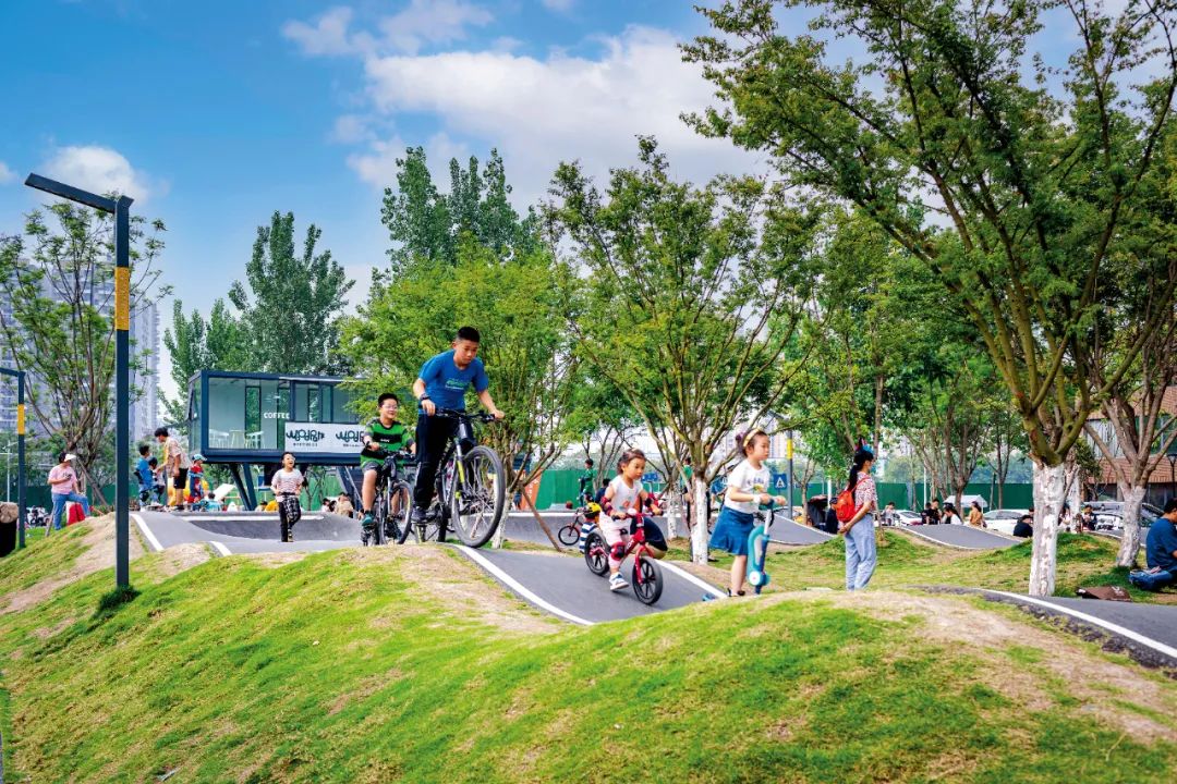 在成都锦江绿道骑行的小朋友.摄影/天涯静心