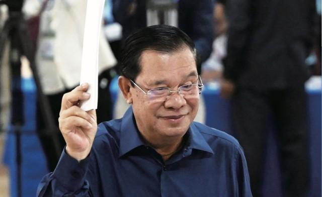 7月23日,柬埔寨干丹省一处投票站,首相洪森准备为大选投票.