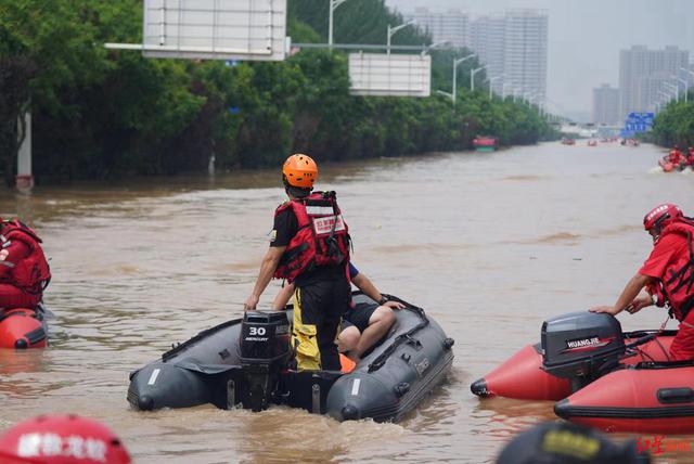 8月2日,河北涿州,救援人员利用冲锋舟转移受灾群众 图/icphoto