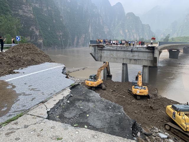 房山涞宝路三渡桥断桥已修复,抢修队伍在四渡桥断裂处加紧施工|受访者