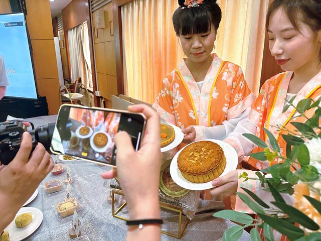 全聚德今年推出了包括“七龙珠”等多种新口味月饼。新京报记者 李木易 摄