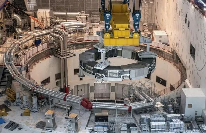 图为中国研制的PF6超导磁体线圈在法国ITER项目现场吊装。新华社发