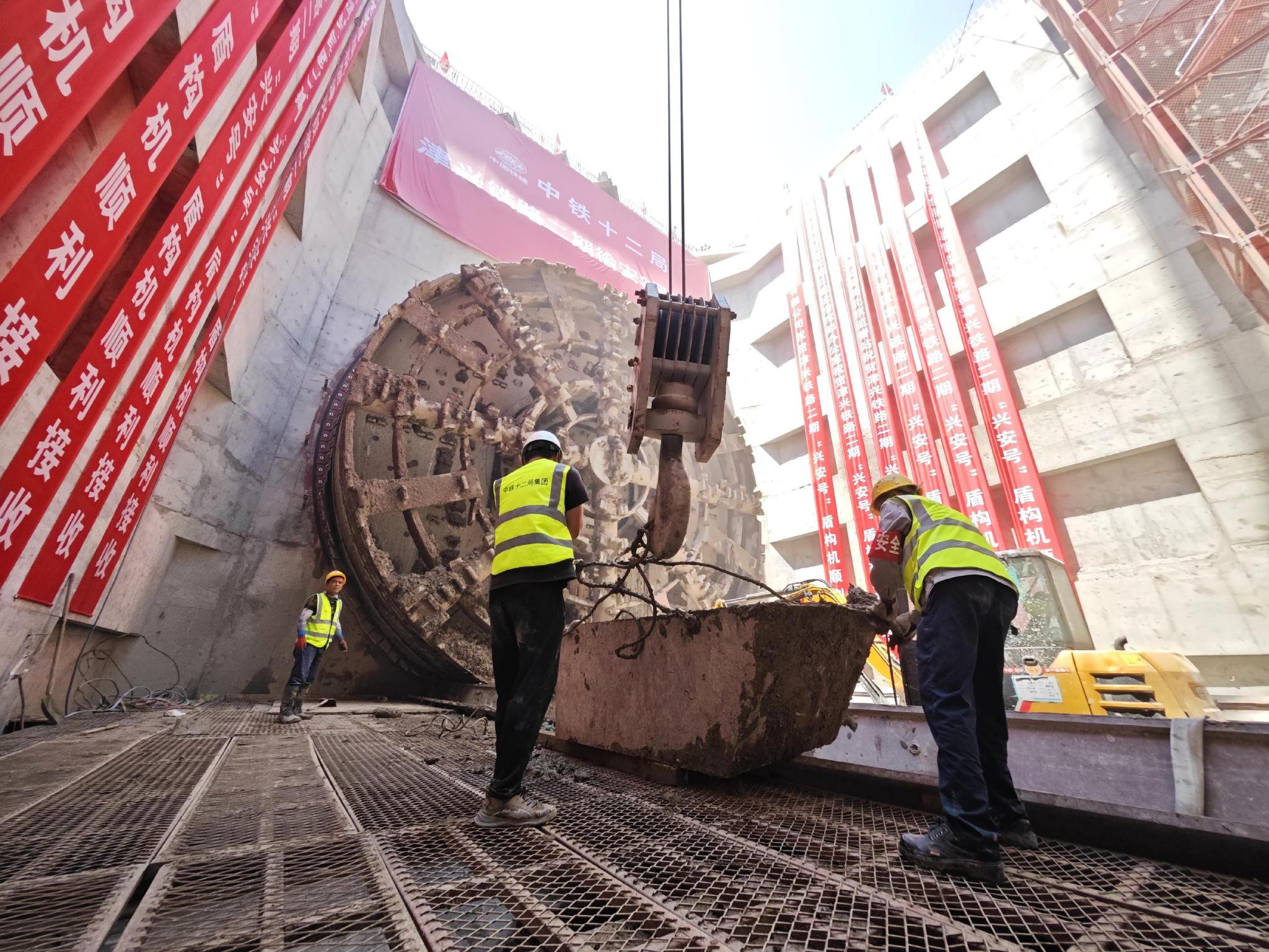 2023年6月22日,中铁十二局的工人在天津至北京大兴国际机场铁路的工地