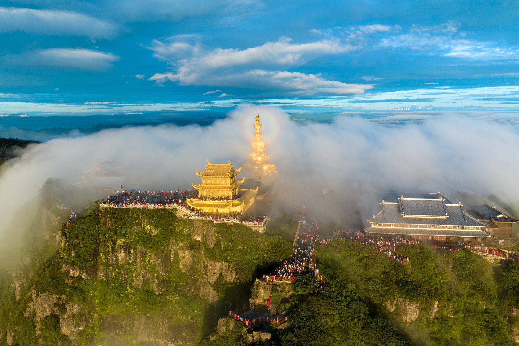 瀑布云,"佛光"齐现峨眉山金顶