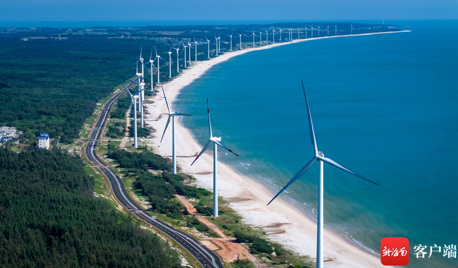 海南环岛旅游公路文昌木兰湾段风车海岸.记者 刘洋 摄
