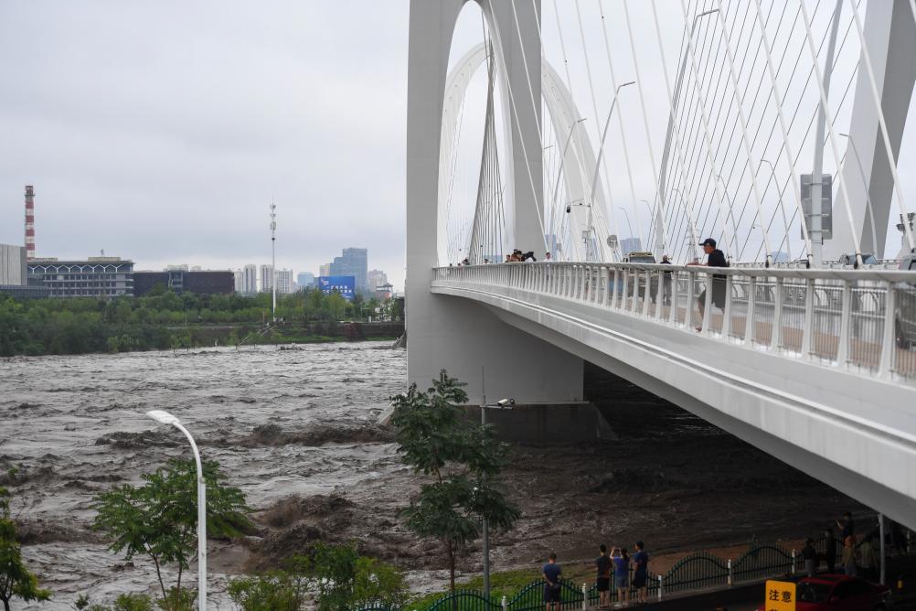 这是7月31日在北京市新首钢大桥上拍摄的永定河水流.
