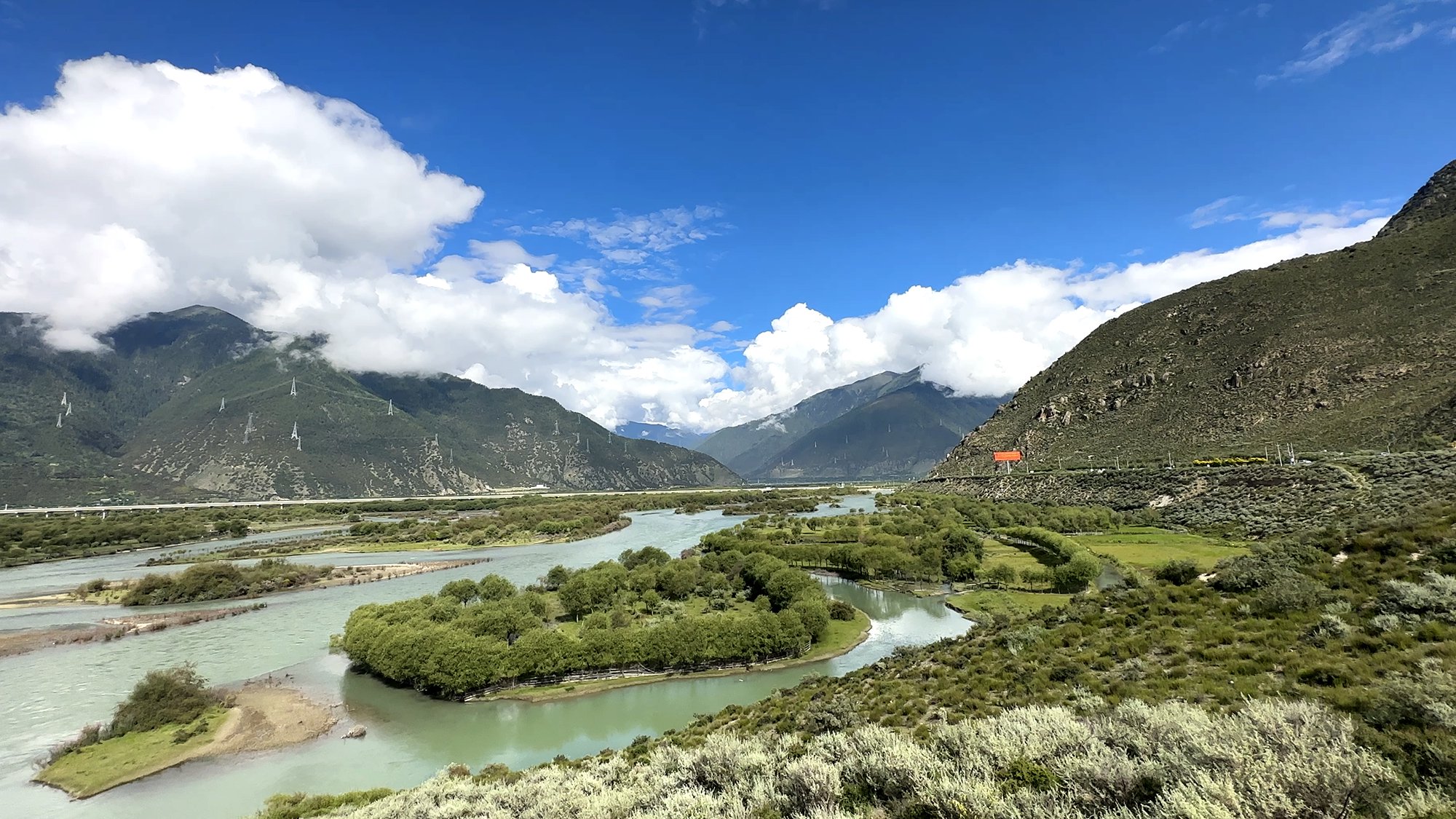 江与尼洋河交汇处,风光旖旎,如诗如画,湿地公园的水面海拔约2920米