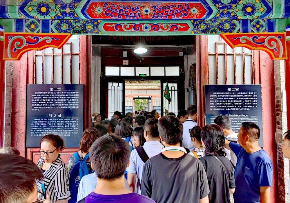 7月21日,游客正在参观西安碑林博物馆.(新华社记者孙正好 摄)