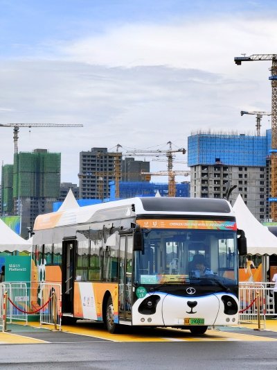 "雅安智造"大运会主题新能源公交车&nbsp; 陈俊汐/摄
