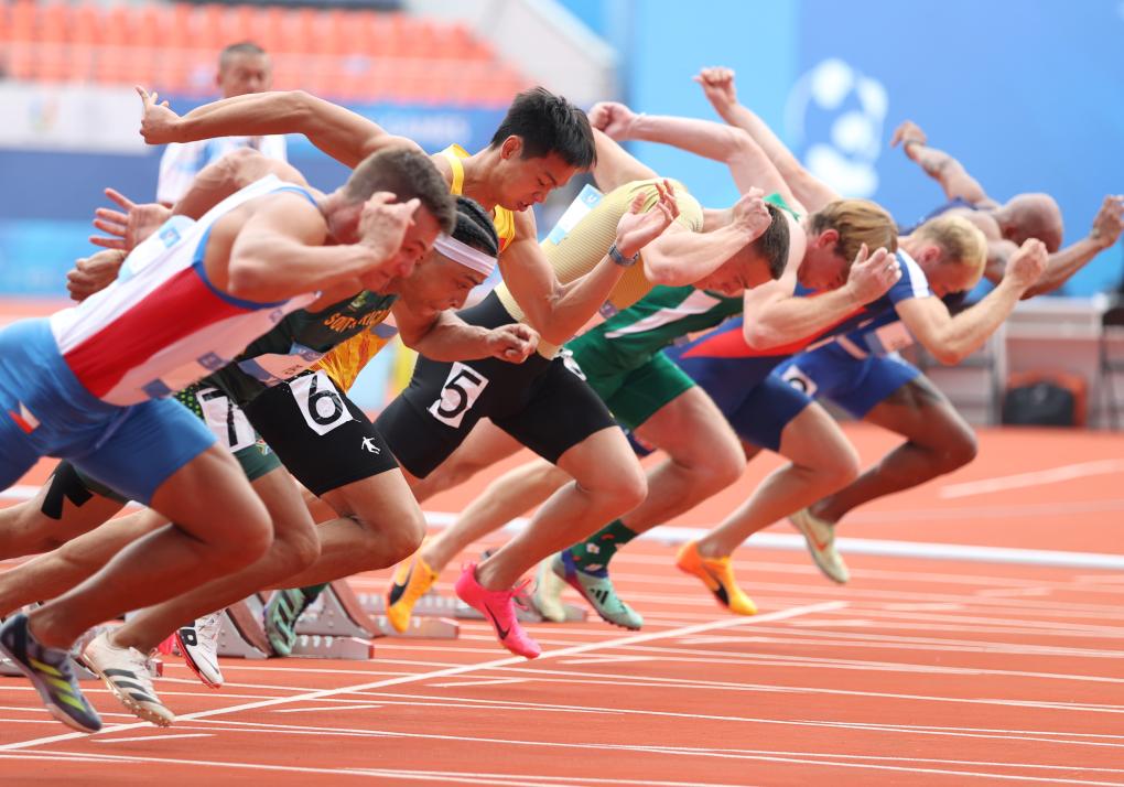 8月2日,参赛选手们在成都第31届世界大学生夏季运动会田径项目男子十