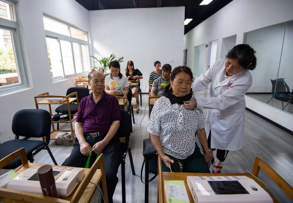 明珠社区健康管理服务中心吸引不少老年人.社区供图