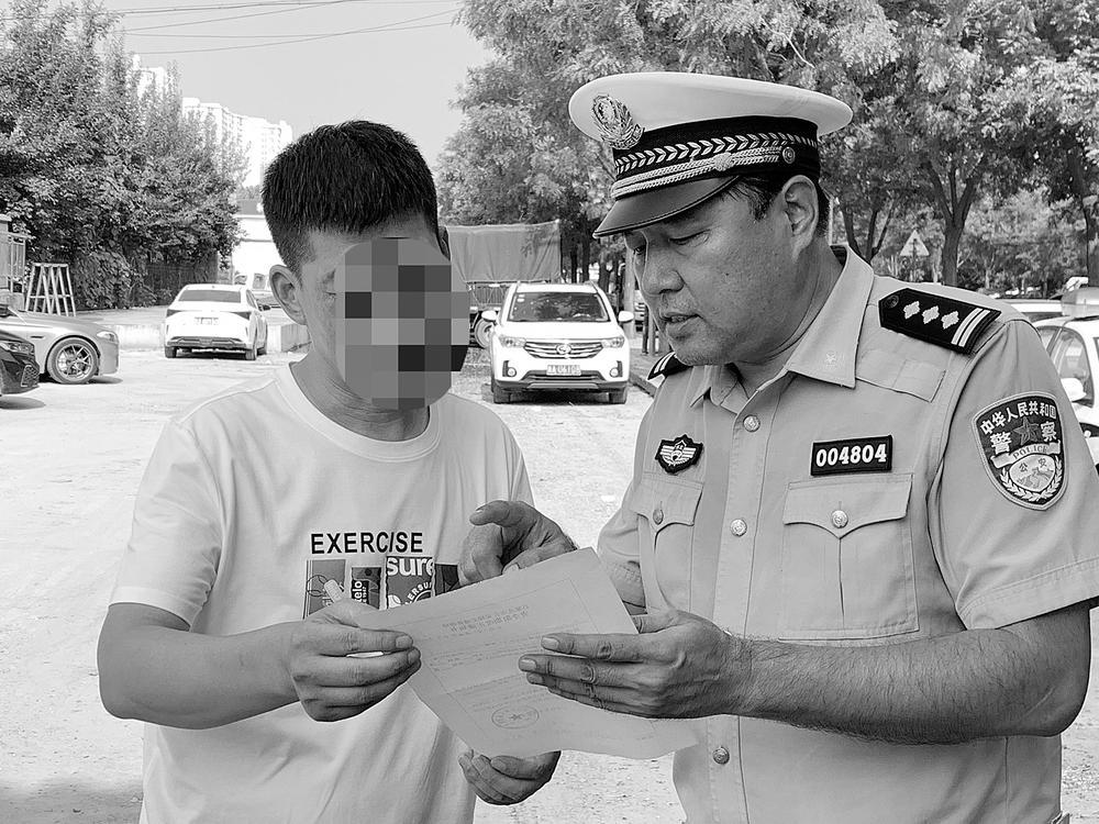 图为交警下达“整改通知书”。  记者 刘俊科 摄