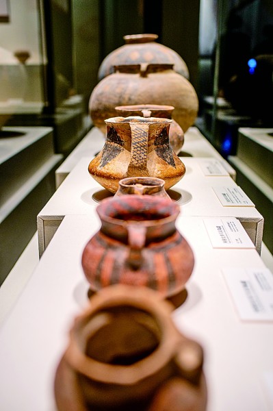  甘肃省武威市博物馆收藏的古陶罐 光明图片/视觉中国