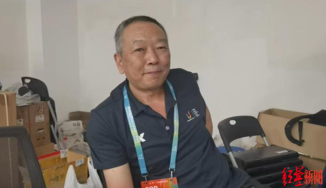 "馆家"张师的成都大运会:结缘乒乓球31年,随时保障比赛设备安全|乒乓