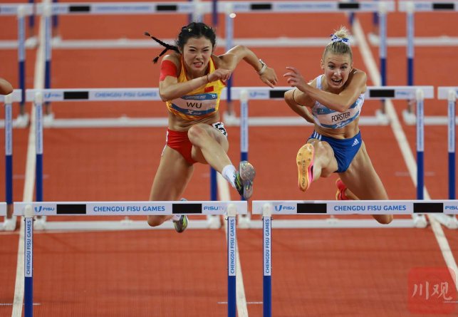 吴艳妮在成都大运会女子100米栏决赛中.欧阳杰/摄