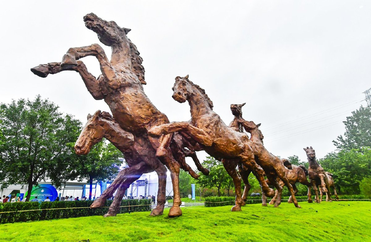 《神骏呈祥》雕塑在马驹桥湿地公园揭幕