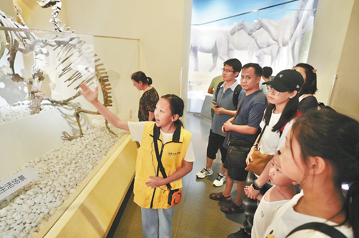 在"博物馆之夜",小小讲解员向观众讲解展品. 本报记者 程功摄