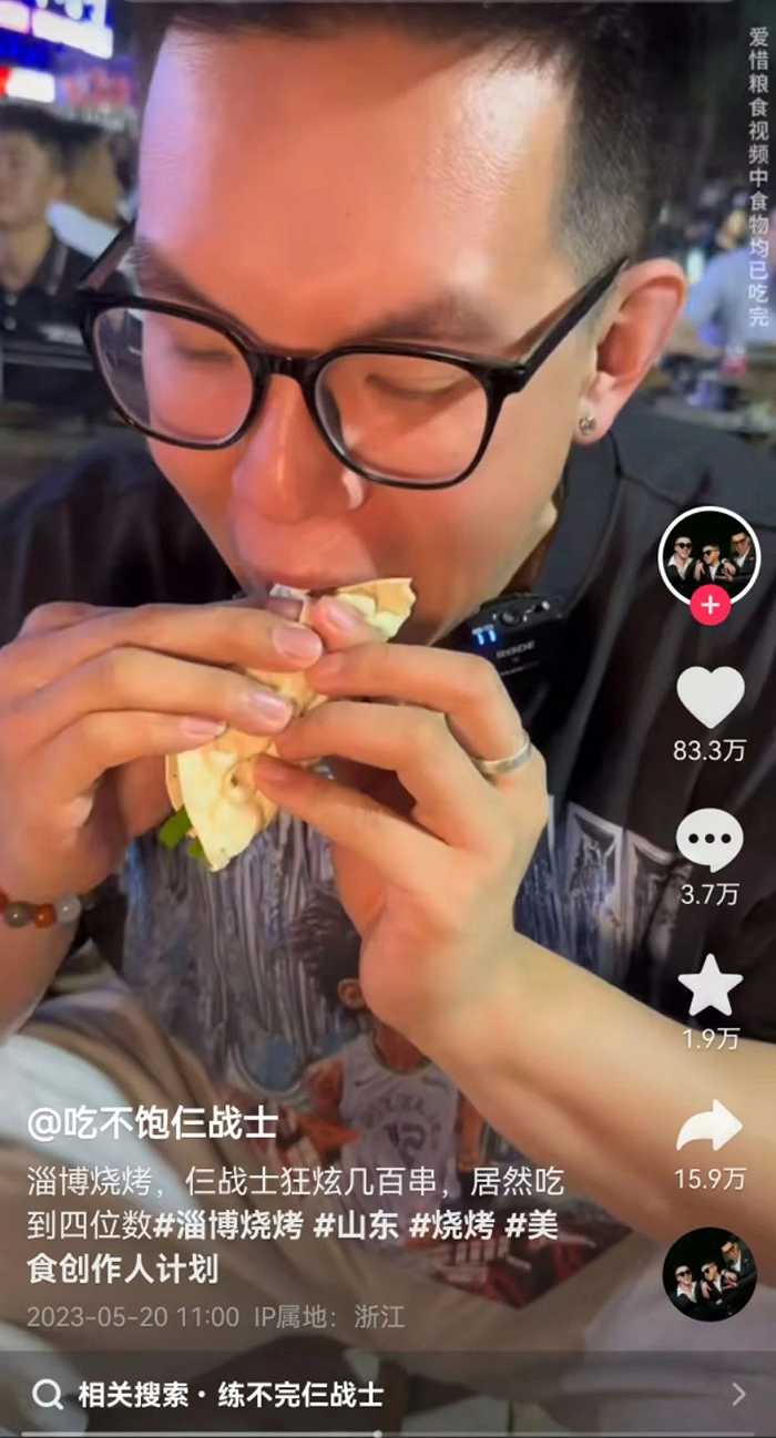 最先嗅到流量的是美食博主,691万粉丝的"小甲同学",803万粉丝的"吃不