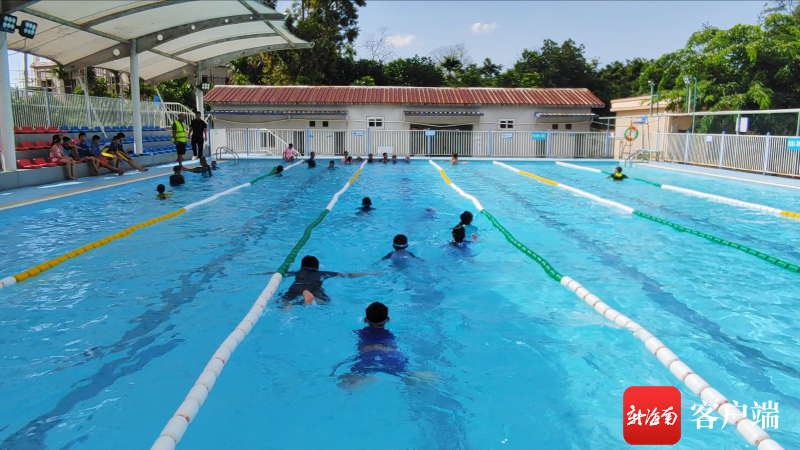 张野摄7月25日,在屯昌县向阳小学,一名学生正在学习游泳.