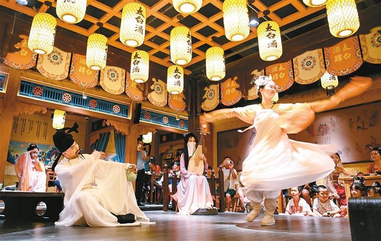 8月2日,游客在长安十二时辰主题街区观看唐风演艺《将进酒》.