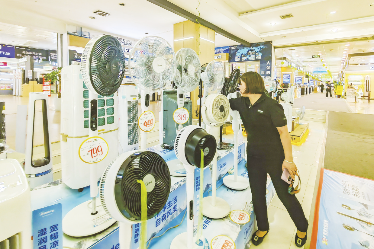 &nbsp;&nbsp;&nbsp;&nbsp;风扇等清凉家电摆放在家电卖场最显眼位置供