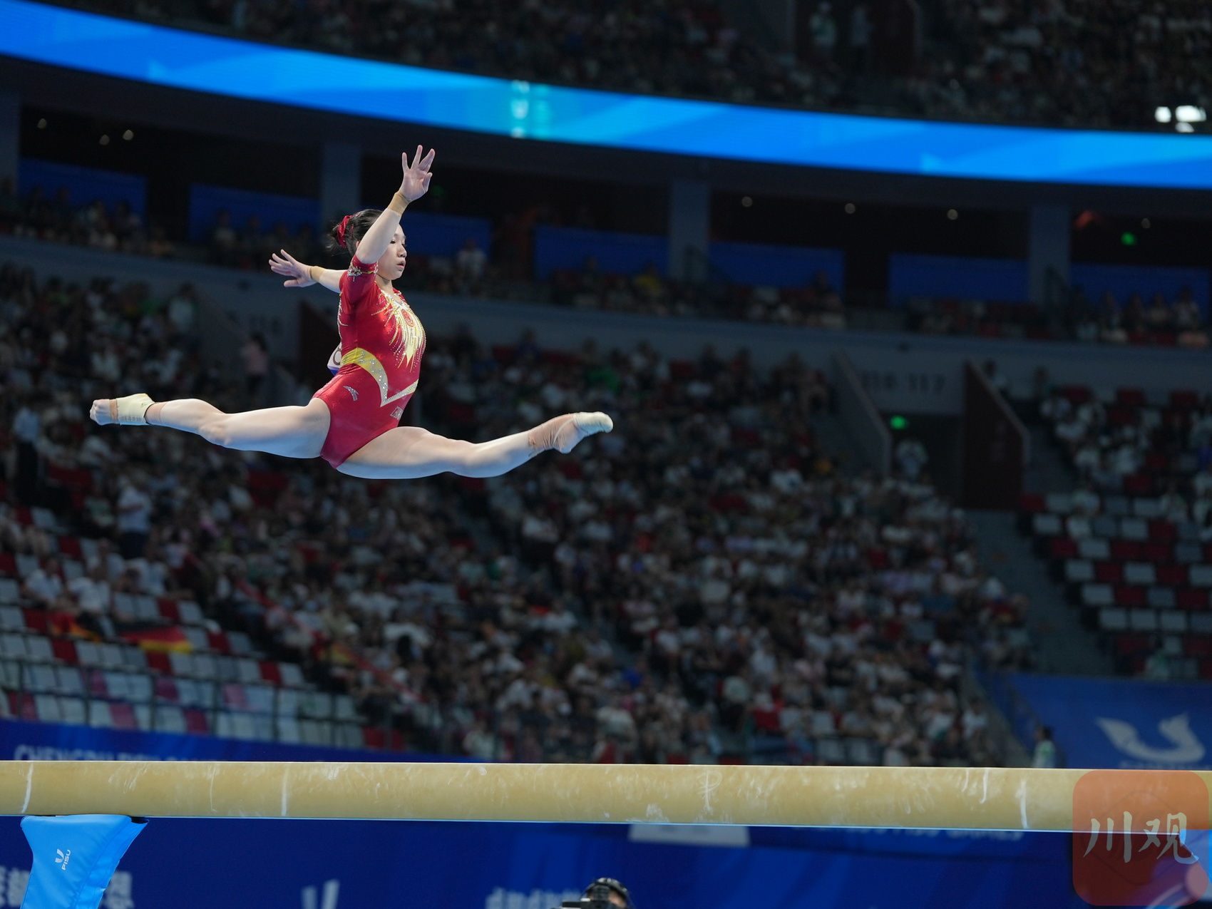 中国队队员在平衡木比赛中发挥稳定.