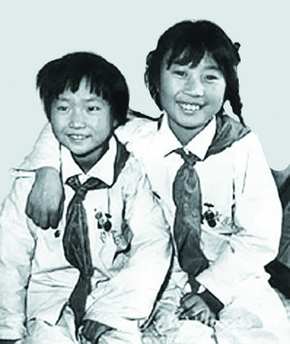 姐姐龙梅(右)妹妹玉荣