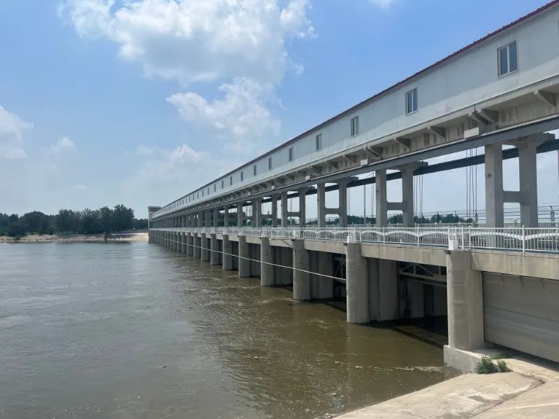 8月2日中午,独流减河进洪闸正在提闸泄水.聂新鑫 摄
