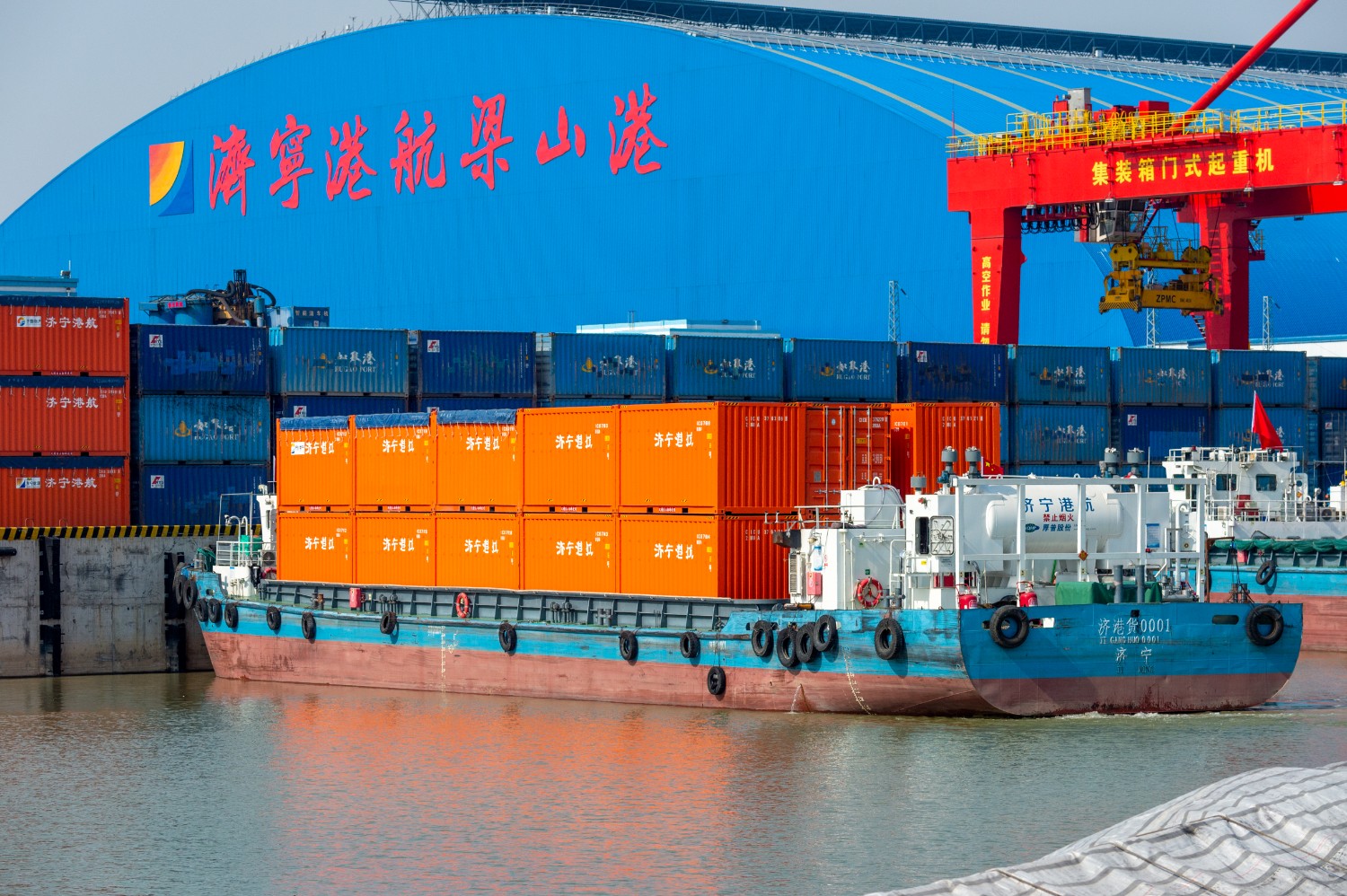 (济宁梁山港内河航运业务繁忙)