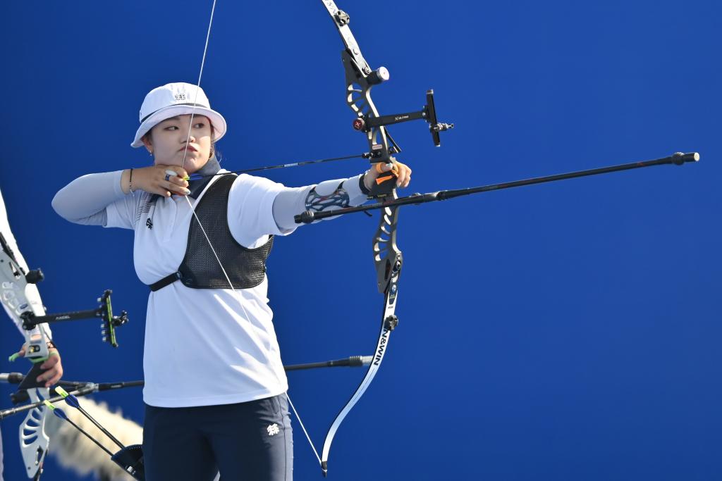 7月30日,韩国射箭队队员在比赛中.官方摄影团队提供