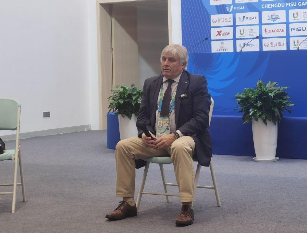 图为艾瑞克·森超接受媒体采访.新华社记者王君宝摄