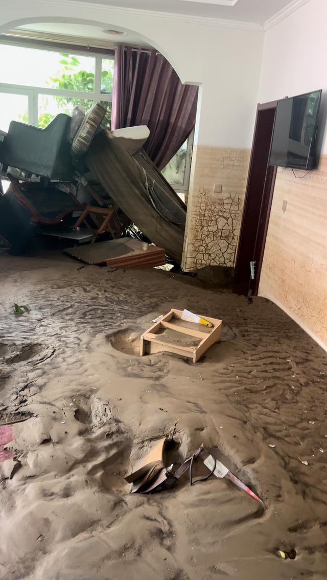 8月1日中午,洪水退去后,李峰民宿的大厅一片狼藉.受访者供图