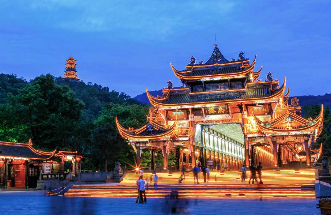 夜色中的都江堰市南桥.新华社记者何勃摄