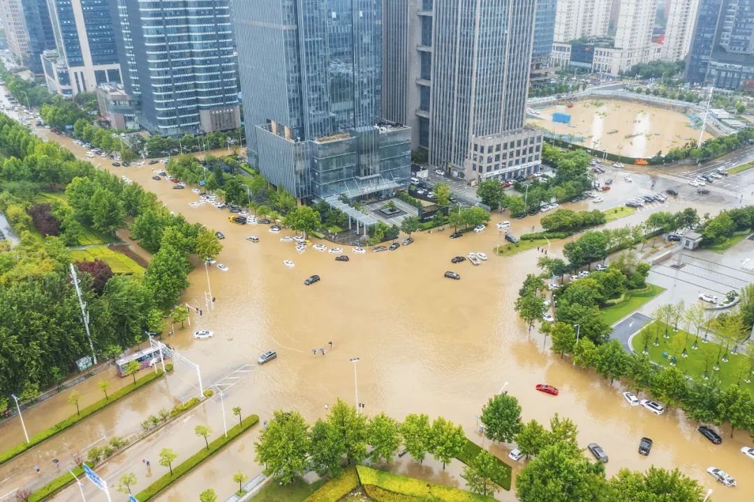 2021年7月21日，河南郑州，特大暴雨峰值事后，城市大面积内涝。图片开头：视觉中国