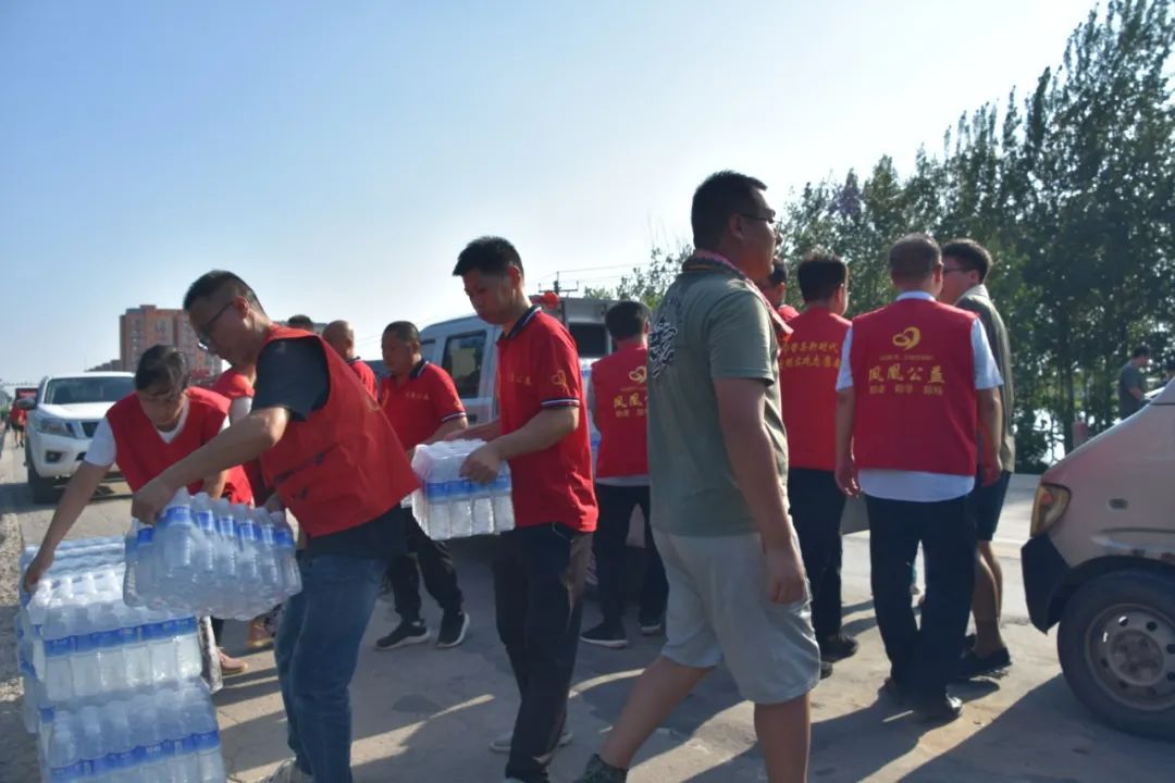 驱蚊喷雾等物资送去矿泉水,方便面,毛巾为大曹庄镇防汛一线干部群众