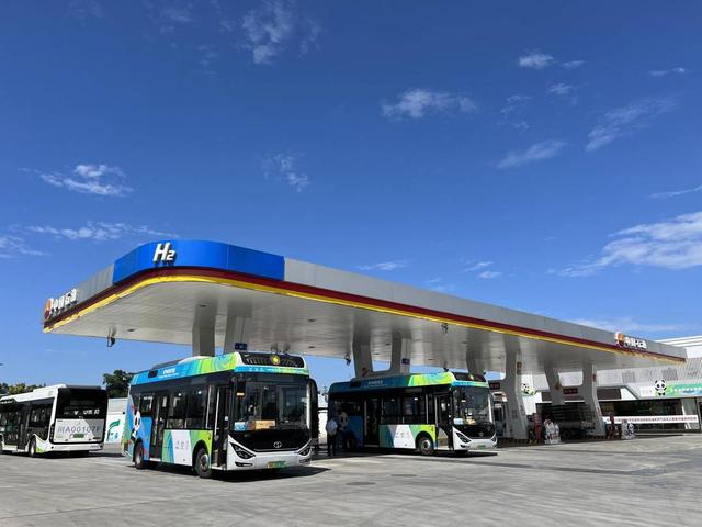 成都古城加油加氢站为大运会公交车加氢——王梦颖摄
