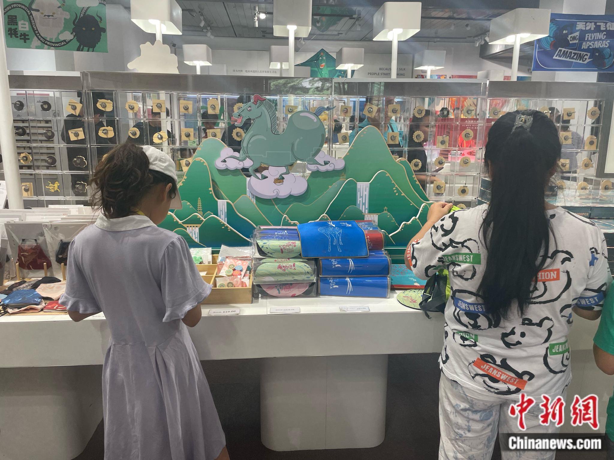 游客在甘肃省博物馆文创商店选购商品.中新网记者王诗尧 摄