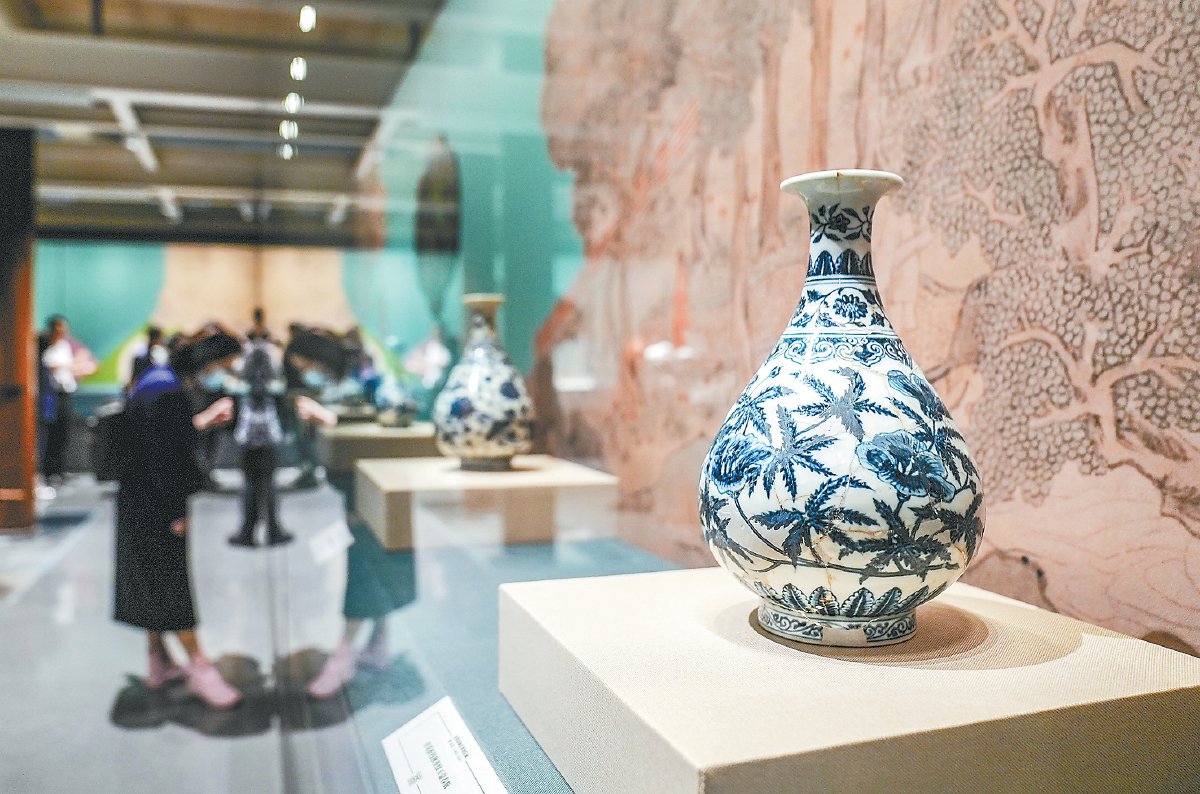 8月1日,在恭王府博物馆乐道堂展厅,参观者在欣赏明代瓷器.