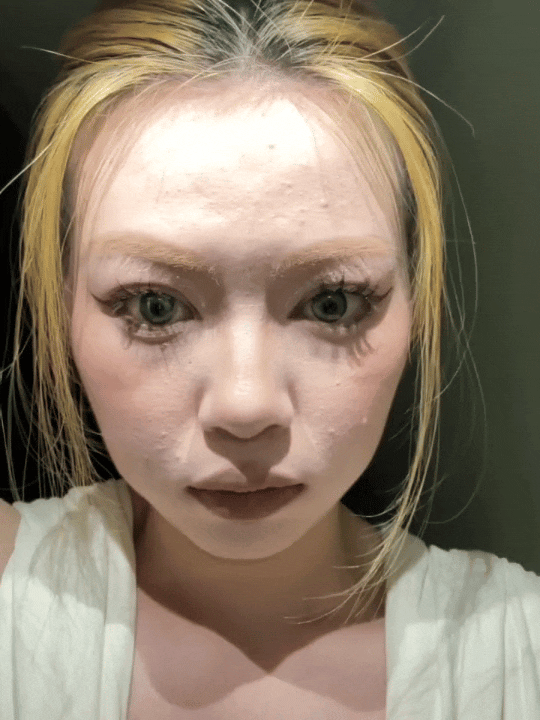 连睫毛都能投出阴影……