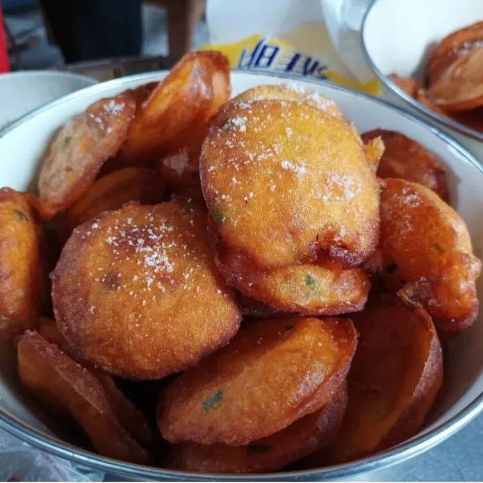 那彭红薯炸籺04水糕籺是一种用钦州当地的籼米磨成浓稠的米浆,然后再