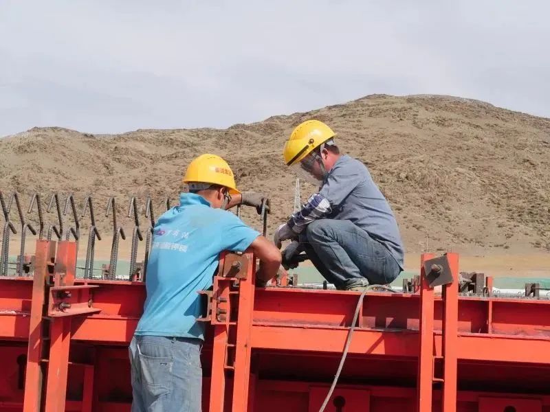 7月31日,在g680塔克什肯至恰库尔图(含g680—青河)公路项目路段施工