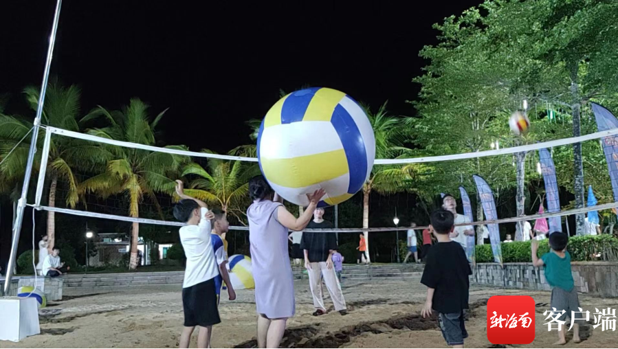 赛场外直径约2米巨型排球让人们玩得不亦乐乎