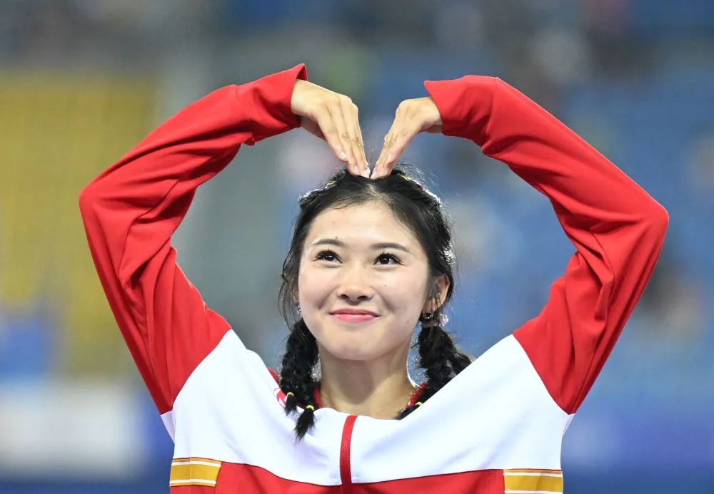 8月4日,吴艳妮在颁奖仪式上.新华社记者 邓华 摄