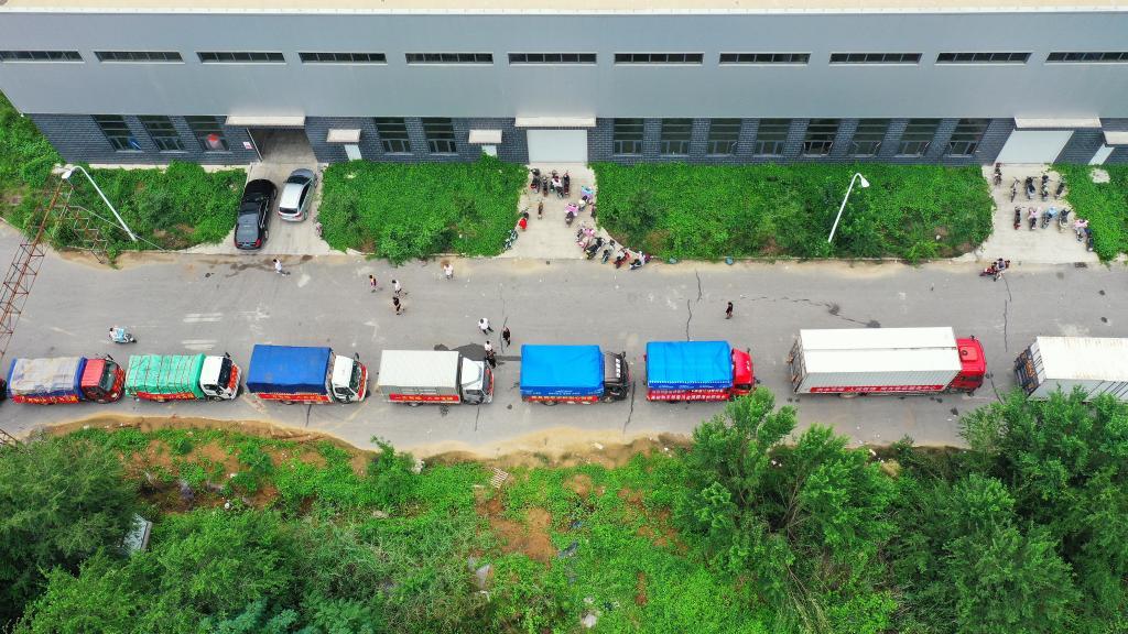8月5日，在河北省涿州市钢研物资储备点外，运送物资的车辆排起了长队（无人机照片）。新华社记者 牟宇 摄