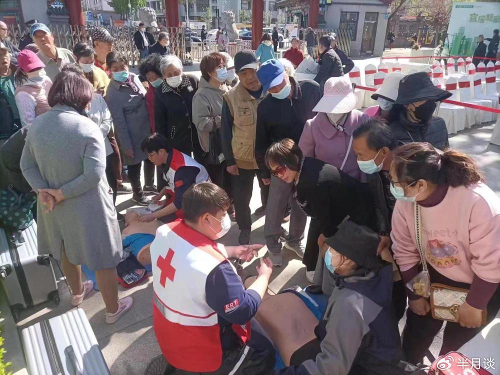 天津市红十字会走上街道宣讲救援知识。（受访者供图）