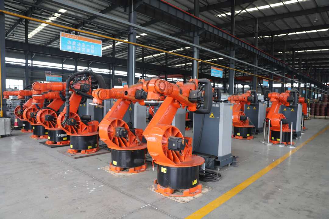 机器人生产车间一角.段阳东摄