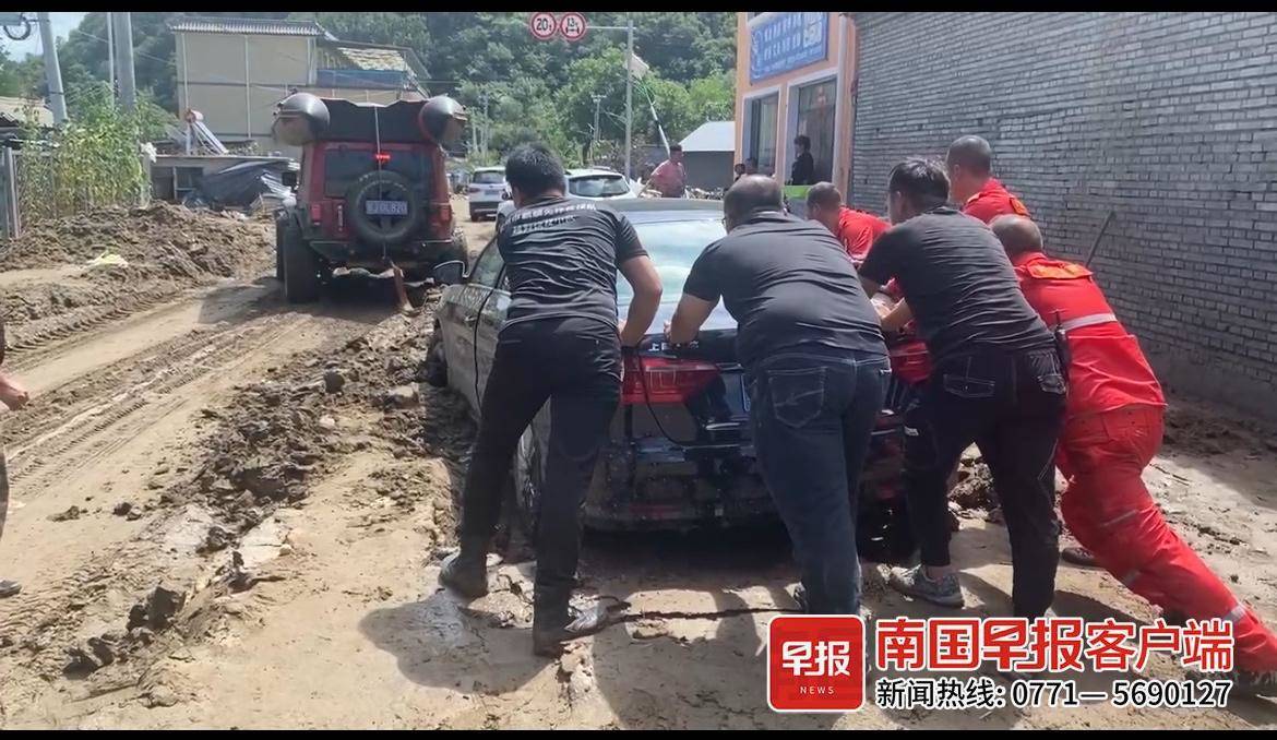 广西救援队走60多公里"水泥"路,运送物资到灾区|救援队_新浪财经_新浪